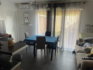Posedenie v ubytovaní Chambre agréable avec jacuzzi