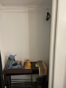 een kleine kamer met een bureau en een naaimachine bij Chambre agréable avec jacuzzi in Marseille