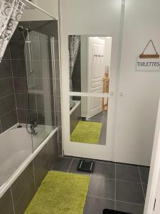 Kúpeľňa v ubytovaní Chambre agréable avec jacuzzi + 6 fotografií