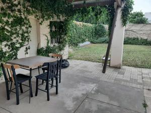 Taman di luar Casa c/ Garage y Patio