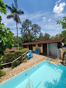 - une piscine en face d'une maison dans l'établissement Pousada Donna Rose, à Penedo