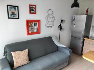 salon z kanapą i lodówką w obiekcie Appartement T2 sur cour nantaise w mieście Rezé