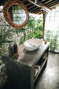 ウルワツにあるWhite Tortoise Eco Villa'sのバスルーム(カウンターに大きなボウルシンク付)