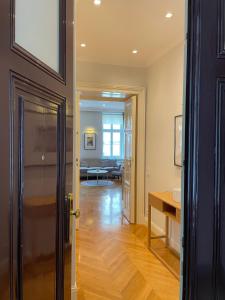 un pasillo con una puerta que conduce a una sala de estar en Luxury Apartment Neubaugasse, en Viena