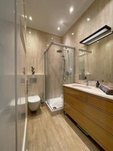 y baño con ducha, aseo y lavamanos. en Luxury Apartment Neubaugasse, en Viena