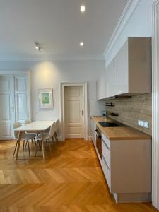 cocina con mesa y comedor en Luxury Apartment Neubaugasse, en Viena