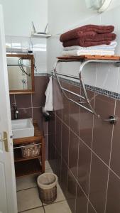 a bathroom with a sink and a towel rack at Le Nid De Bellemont in Trois-Rivières