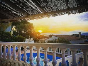 - une vue depuis le balcon d'une maison dans l'établissement Villa Mas Blau Munt, à Lloret de Mar