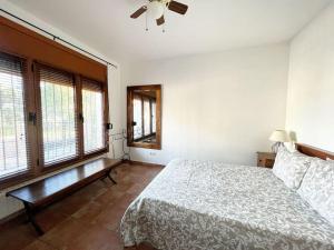 Postel nebo postele na pokoji v ubytování Villa Mas Blau Munt