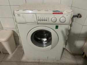 a washer and dryer in a bathroom at Luminoso Monolocale zona servita in Legnano