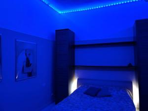 a blue bedroom with a bed with a blue ceiling at Luminoso Monolocale zona servita in Legnano