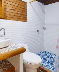 uma casa de banho com um WC e um lavatório em Hotel Camino Verde em Tolú