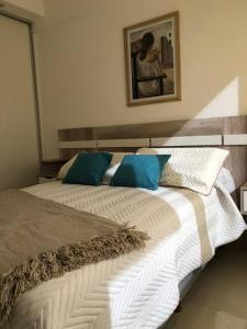 Ein Bett oder Betten in einem Zimmer der Unterkunft Hermoso departamento céntrico con cochera