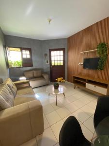 Khu vực ghế ngồi tại Duplex em condomínio no Barra Mar +25 ảnh