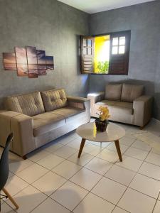 Khu vực ghế ngồi tại Duplex em condomínio no Barra Mar