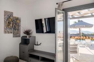 A television and/or entertainment centre at Blue diamonds villas Paros