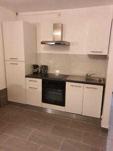 Kuchyňa alebo kuchynka v ubytovaní CocooningSpace tout équipé + parking privé