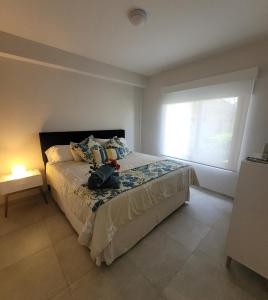 ein Schlafzimmer mit einem Bett mit einer Tasche darauf in der Unterkunft New! Cozy 1 Bedroom Condo- Gold Coast, Noord ARUBA in Palm-Eagle Beach