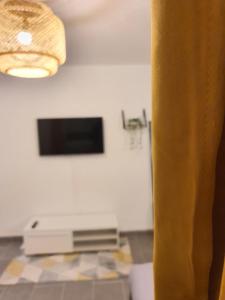 Televízia a/alebo spoločenská miestnosť v ubytovaní CocooningSpace tout équipé + parking privé