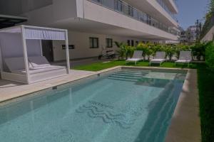 Bazén v ubytování BGB2 Amazing apartment steps to playa Bavaro with private picuzzi nebo v jeho okolí