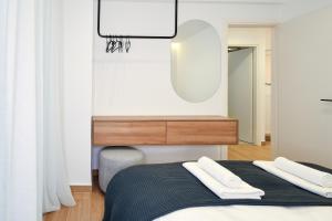 Postel nebo postele na pokoji v ubytování Luxury Downtown Apartment C2