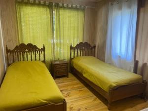Een bed of bedden in een kamer bij Cabañas Mi Refugio Puerto Varas