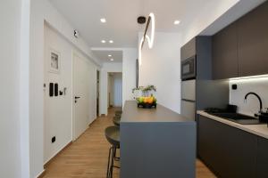 Kuchyň nebo kuchyňský kout v ubytování Luxury Downtown Apartment C2