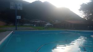 an empty swimming pool with a mountain in the background at Multialojamientos Pico de Orizaba in Orizaba