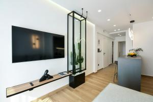 TV a/nebo společenská místnost v ubytování Luxury Downtown Apartment C2