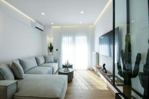 TV a/nebo společenská místnost v ubytování Luxury Downtown Apartment C2