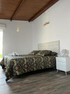 1 dormitorio con 1 cama y vestidor con colcha en las camelias, en El Puerto de Santa María