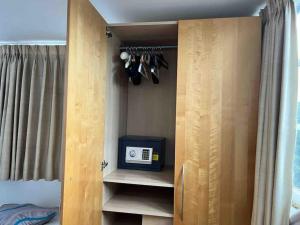 einen Schrank mit einer Mikrowelle in einem Schlafzimmer in der Unterkunft CB53 Tower Bridge Townhouse 2 bathrooms & Free parking in London