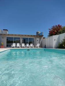 una piscina frente a una casa en Roca Aparts & Suites Tandil en Tandil