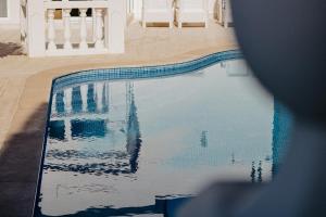 una piscina con reflejo en el agua en Villa Blanca, en Callao Salvaje