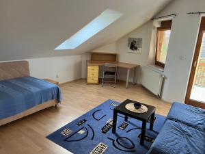 Un dormitorio con una cama, una mesa y un escritorio. en Rovinka Apartmán Petátos, en Rovinka