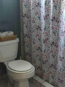 een badkamer met een toilet en een douchegordijn bij Casa Joyas in San Luis Río Colorado