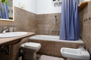 łazienka z wanną, toaletą i umywalką w obiekcie [Duomo - Pt.Romana - Bocconi] Top Floor Apartment w Mediolanie +15 zdjęć