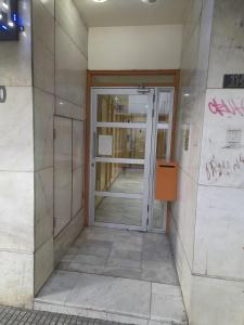 una entrada a un edificio con una puerta de cristal en Rolgar en Mendoza