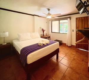 une chambre avec un lit avec deux serviettes dessus dans l'établissement Rio Lindo Hotel, à Dominical