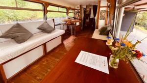 Posezení v ubytování Mesa Bus - Deluxe Byron Hinterland Eco Stay