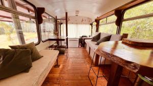 Posezení v ubytování Mesa Bus - Deluxe Byron Hinterland Eco Stay