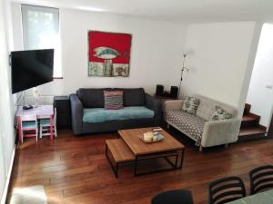 a living room with a couch and a coffee table at Parque Pinares-Maravilloso-Playa -Muelle-Bosque in Pucón