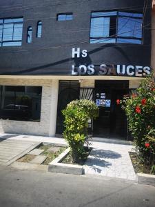 Un edificio con un cartello di Los Angeles sopra. di Los Sauces a Huacho