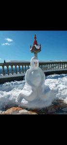 une statue de neige assise dans la neige à côté d'une clôture dans l'établissement Farm Tour, à Tlata Ketama