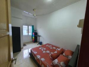 1 dormitorio con 1 cama en la esquina de una habitación en Homestay DeUmmah House, en Cukai