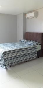 a large bed in a room with at Maravilhoso Apt 109 Home Service próximo Shopping Partage e Rodoviária in Campina Grande