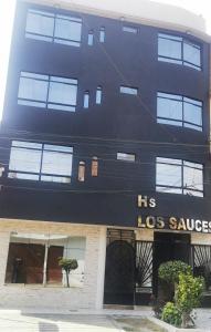 een groot zwart gebouw met de woorden zijn los services bij Los Sauces in Huacho