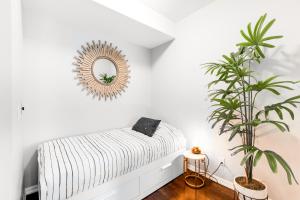 1 dormitorio con cama y espejo en la pared en AOC Suites - High-Rise Condo - City View en Toronto