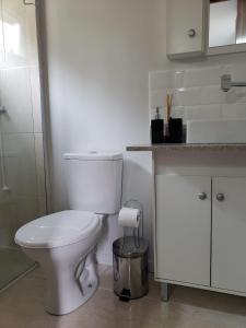 Kylpyhuone majoituspaikassa Moã do Mar Suítes