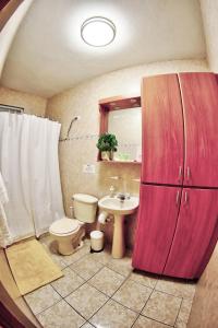 een badkamer met een toilet, een wastafel en een spiegel bij Salinas House - The World’s favorite stay! in Salinas